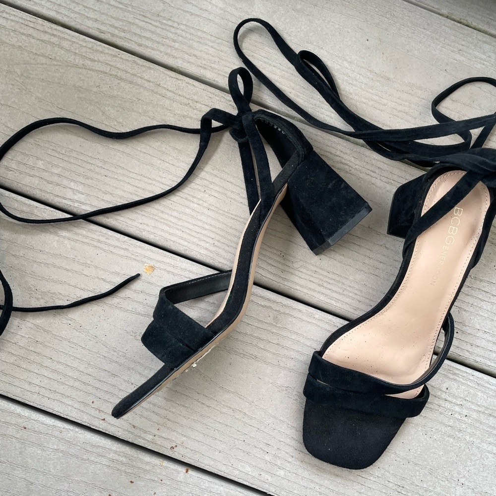 Bcbg black strappy suede sandal w comfy heel sz 6.5